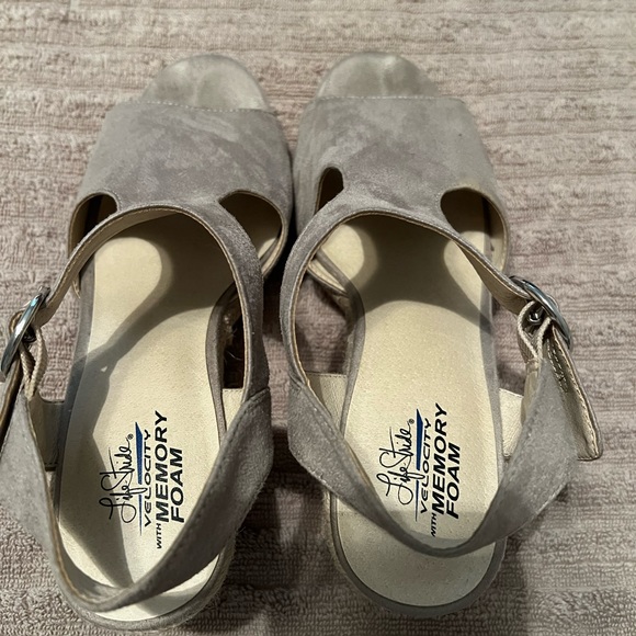 Size 8 - Picture 2 of 3